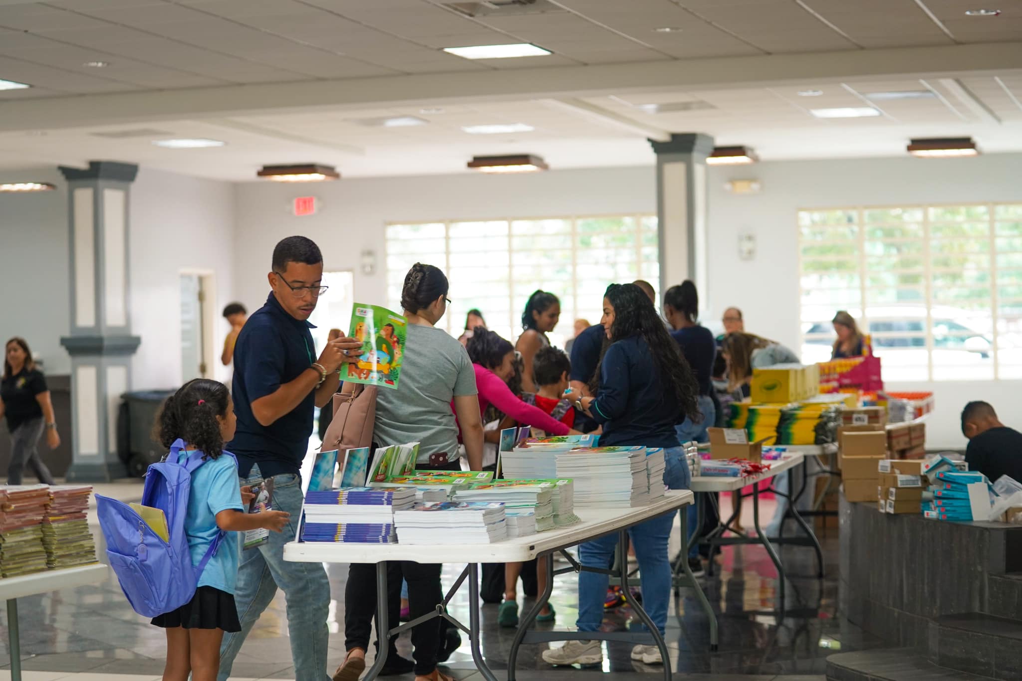 Municipio de Vega Baja otorga a más de 1,000 estudiantes mochilas y materiales escolares