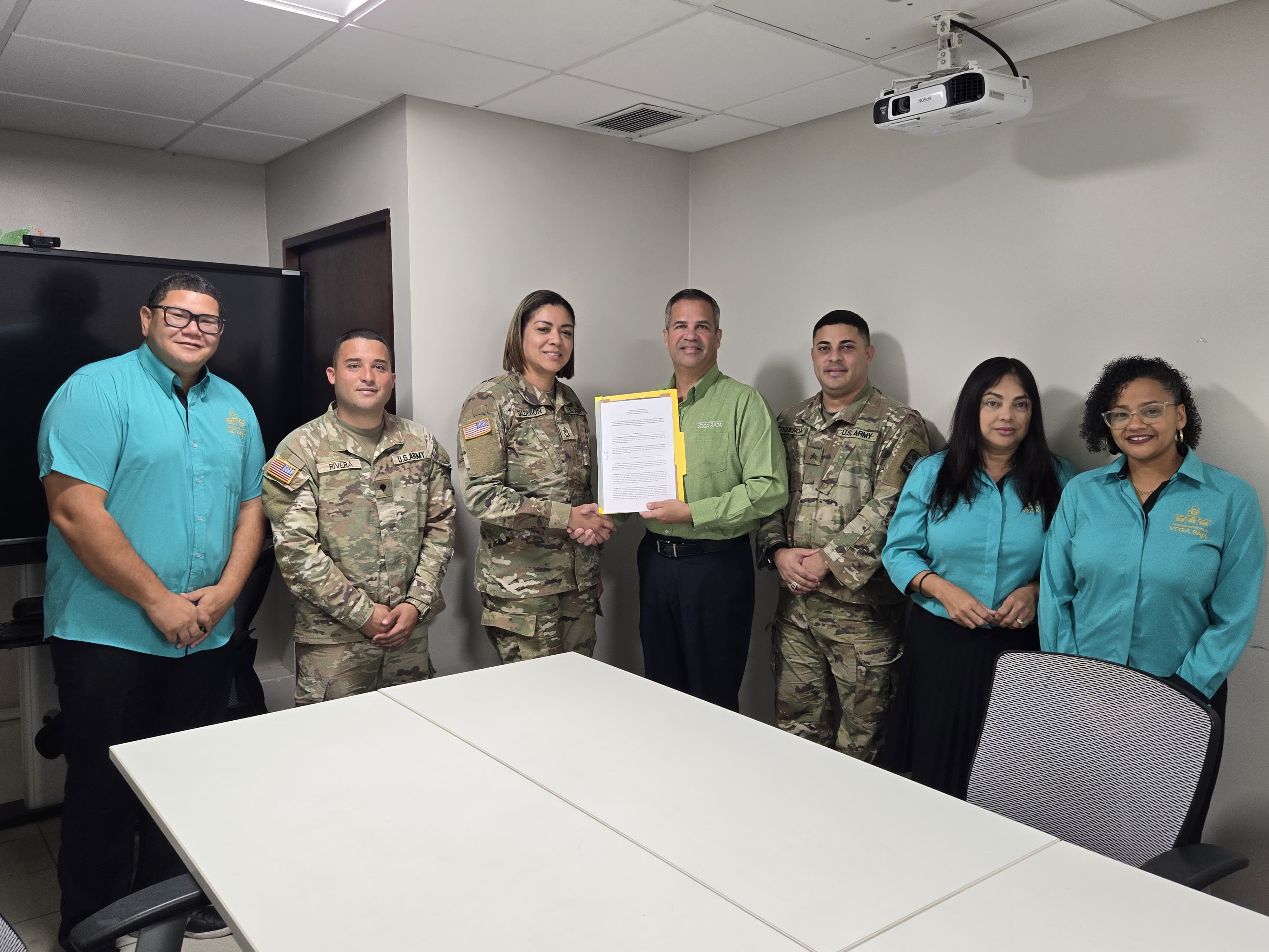 El alcalde Marcos Cruz Molina junto a miembros de la Guardia Nacional de PR y del Programa S.T.A.R.T de Vega Baja