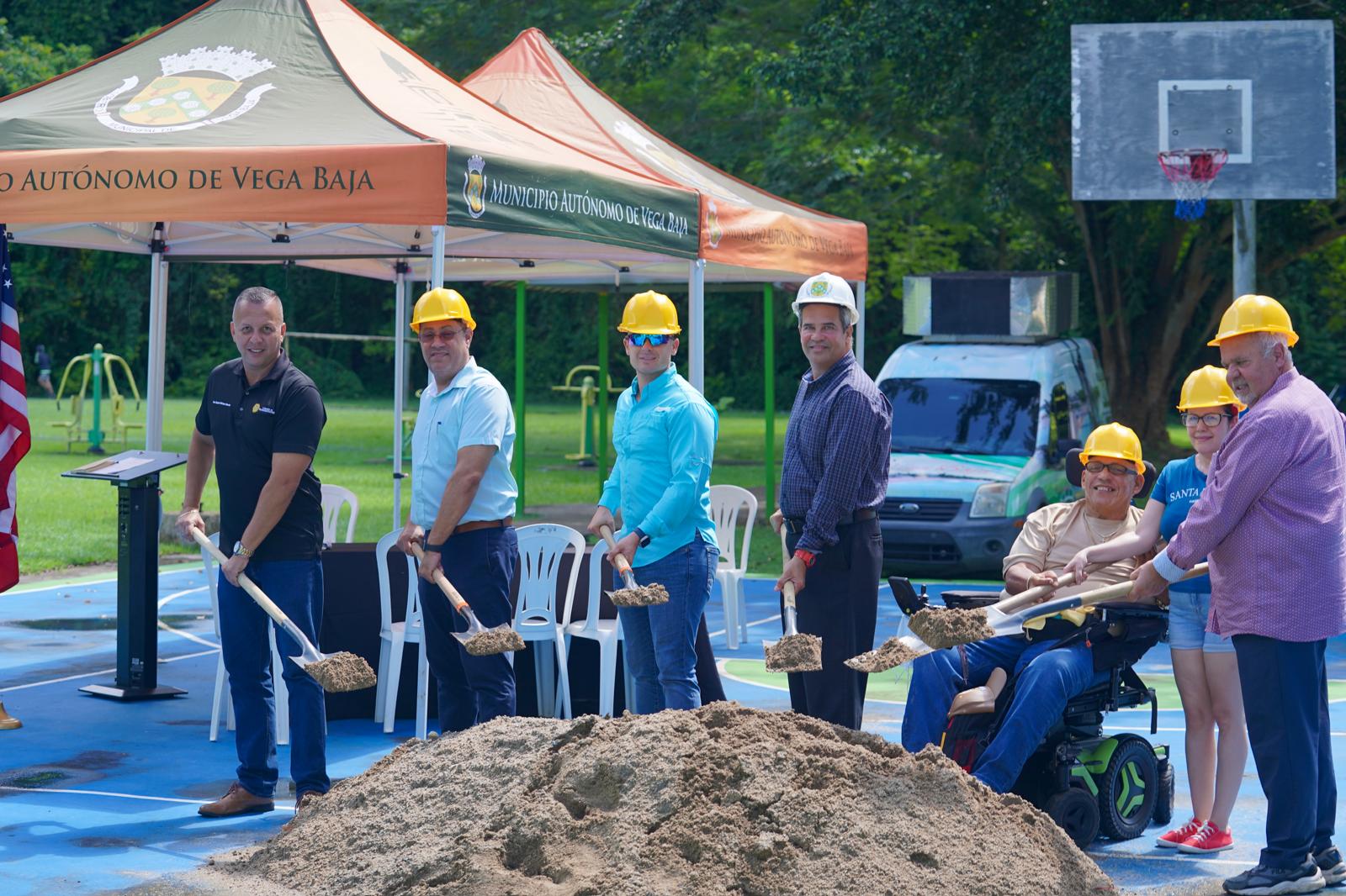 Realizan Primera Piedra de la Cancha Bajo Techo de la Urbanización Villa Pinares en Vega Baja