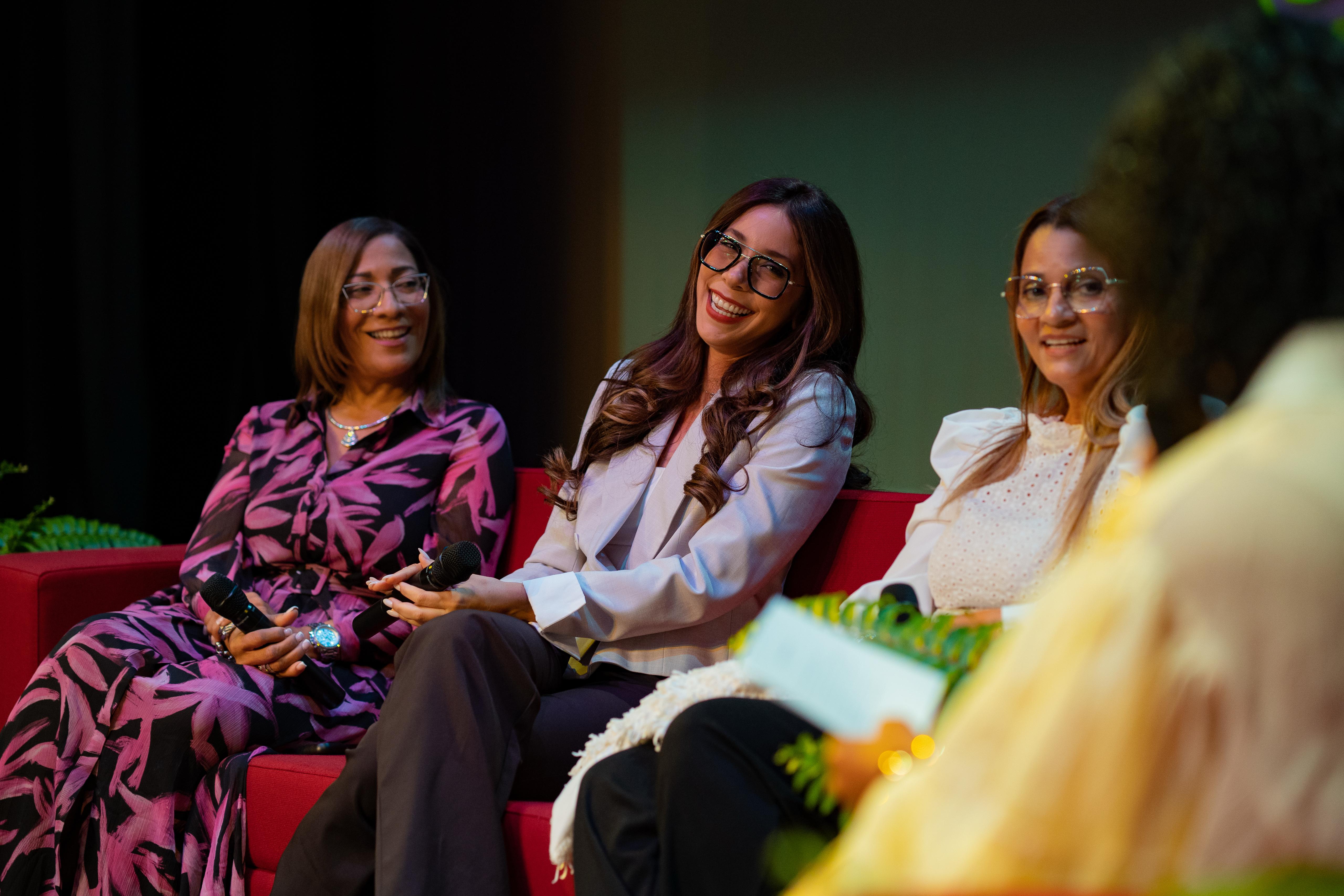 (4) De izquierda a derecha; Wanda Soler, alcaldesa Barceloneta; Glorima Negrón, CEO de Gadot Label; Ginny Laureano, primera dama de Vega Baja.