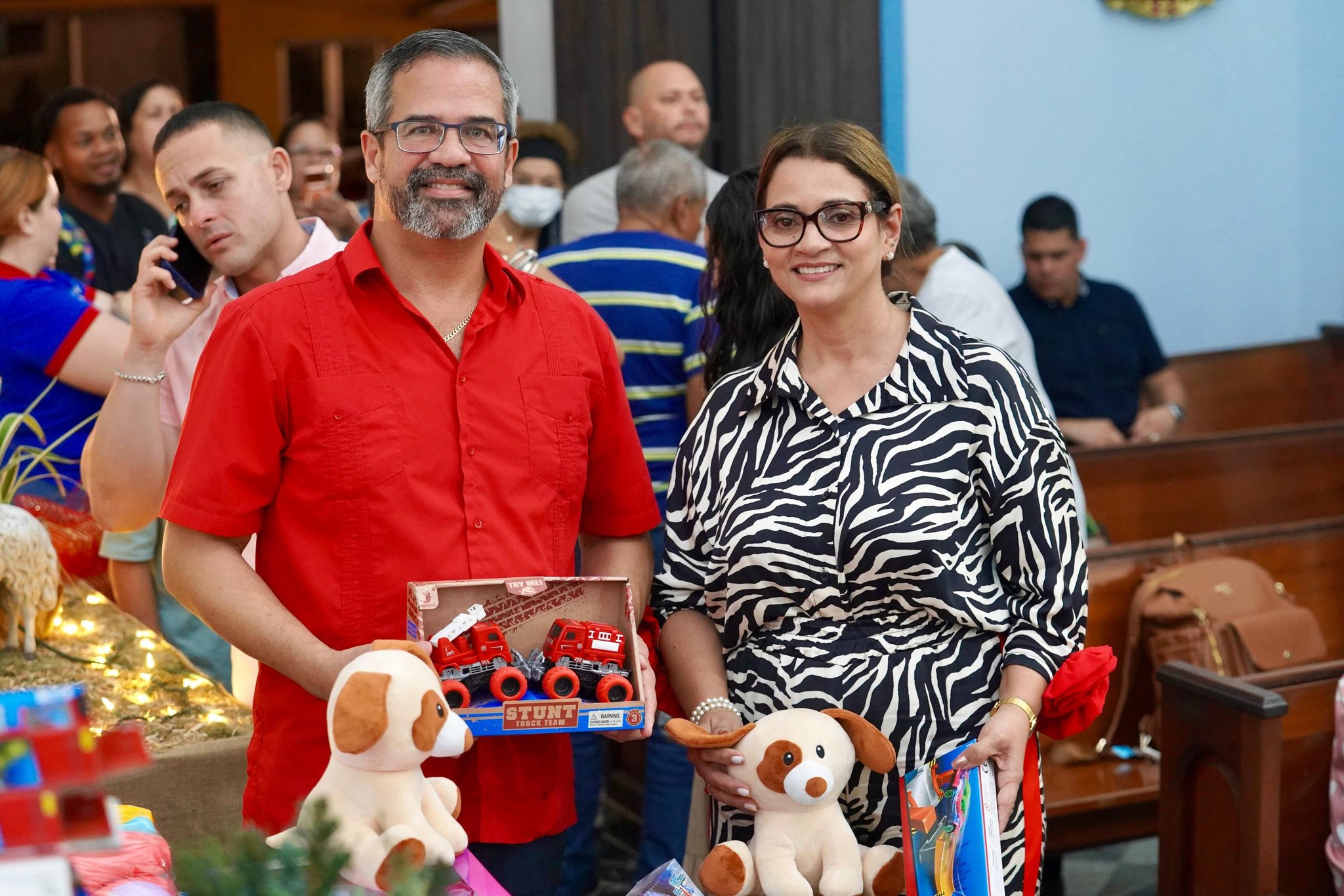 Entrega de juguetes Alcalde Marcos Cruz junto a la primera dama Ginny Laureano