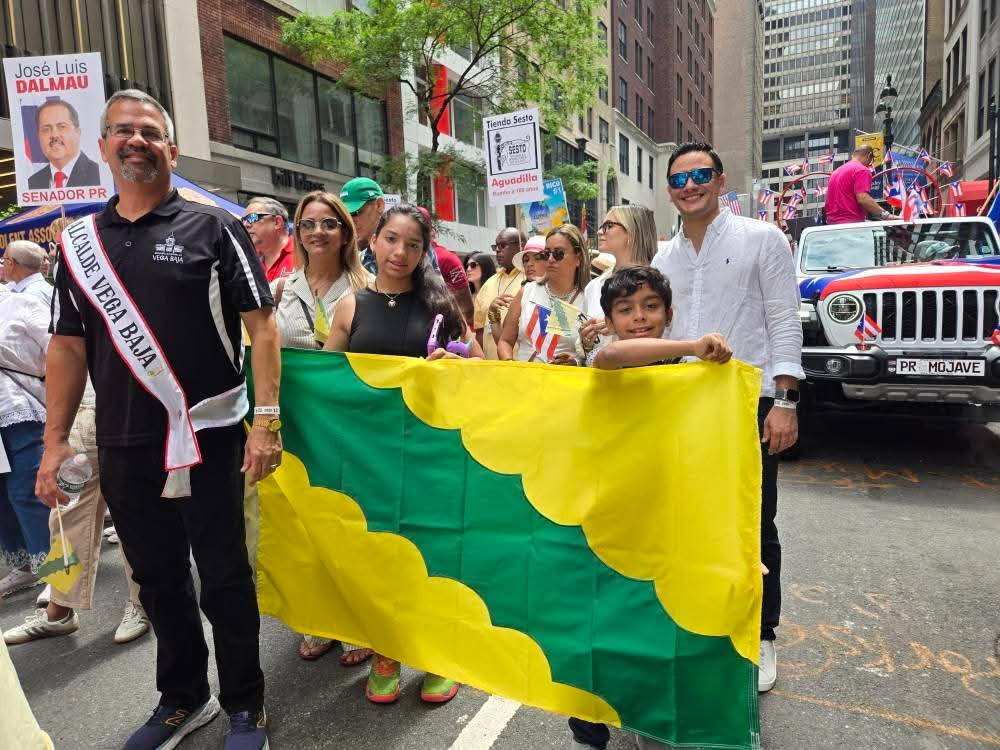Alcalde Marcos Cruz Molina durante la parada puertorriqueña 2025